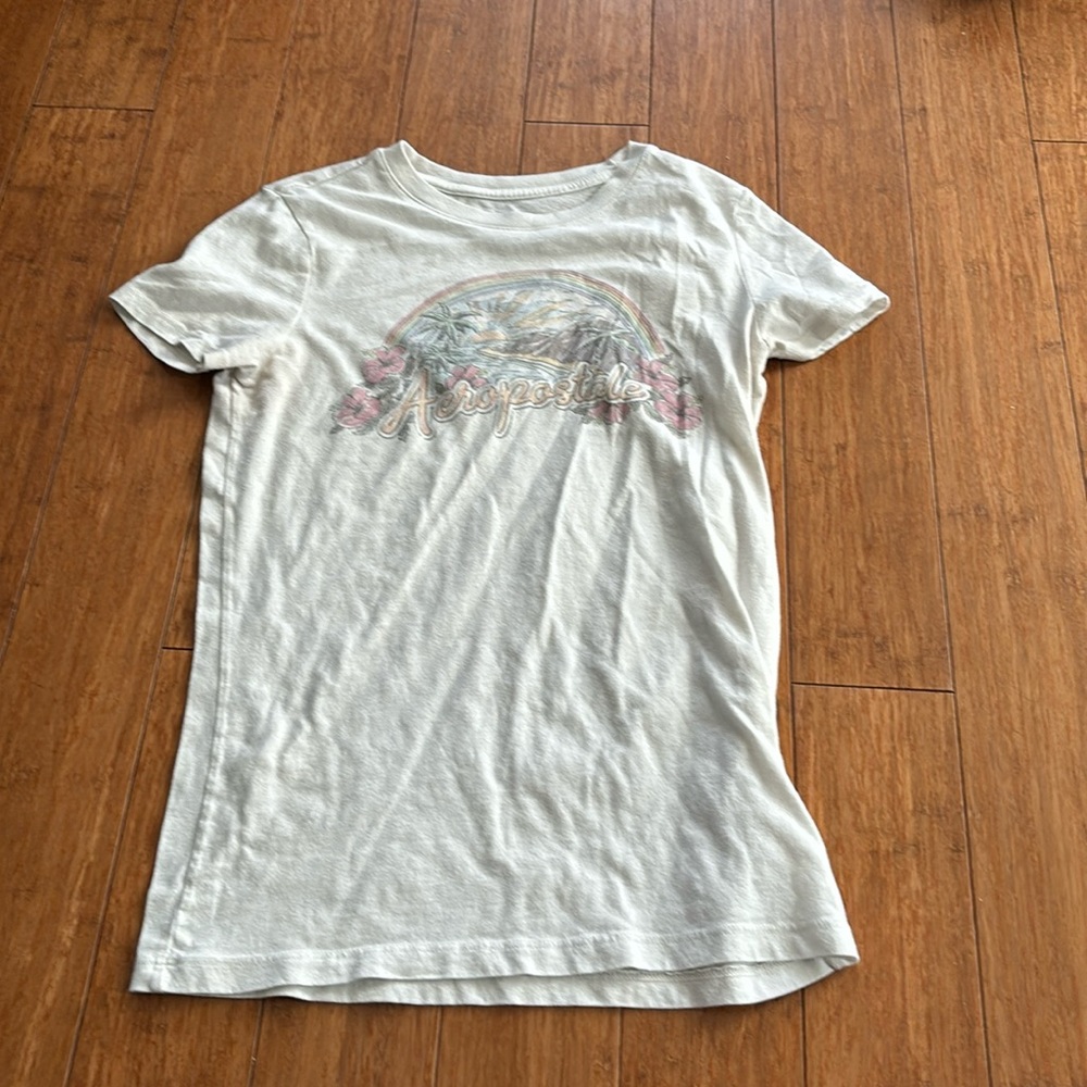 How so a white medium Aeropostale shirt